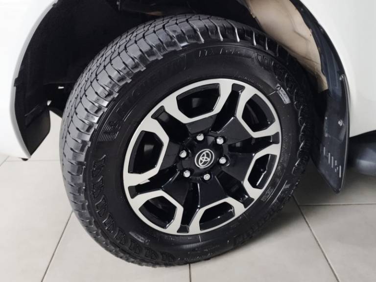 TOYOTA - HILUX - 2023/2023 - Branca - R$ 279.900,00