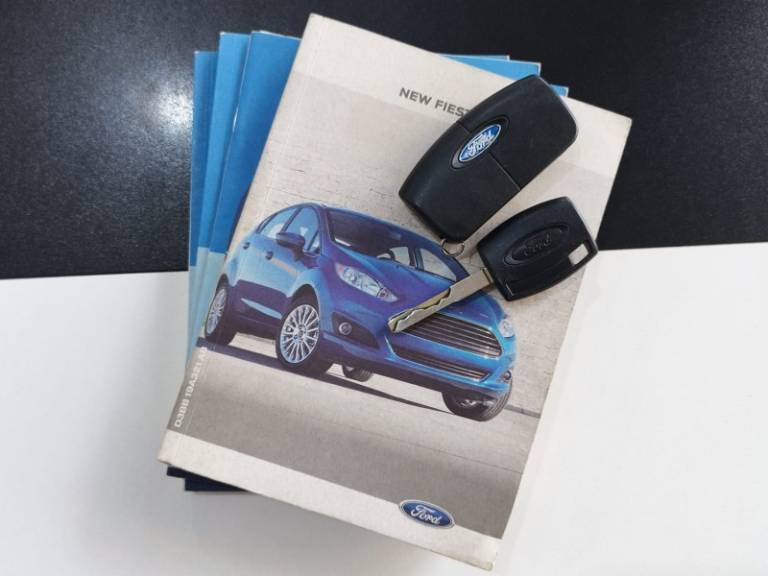 FORD - FIESTA - 2013/2014 - Vermelha - R$ 46.900,00
