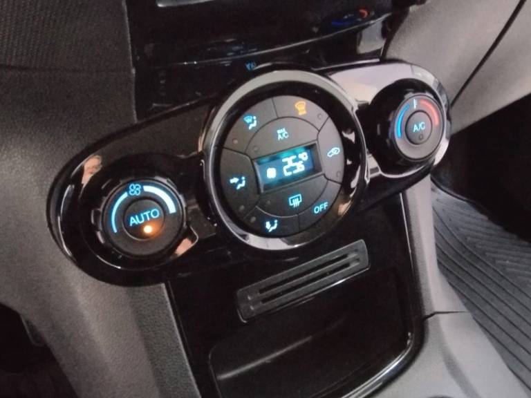 FORD - FIESTA - 2017/2017 - Branca - R$ 58.900,00