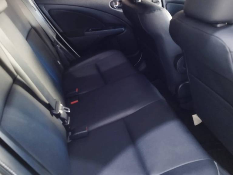 TOYOTA - ETIOS CROSS - 2017/2018 - Branca - R$ 64.900,00