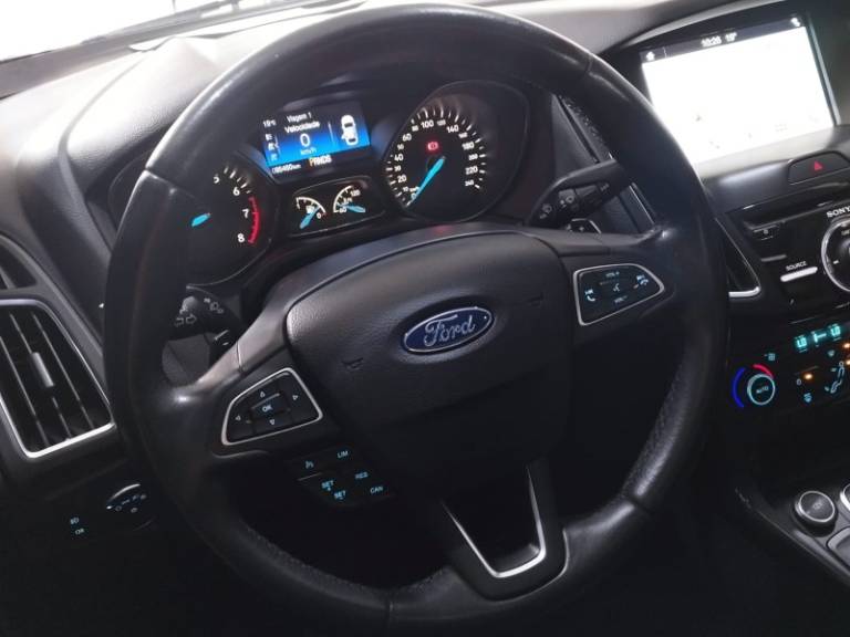 FORD - FOCUS - 2017/2018 - Prata - R$ 78.900,00