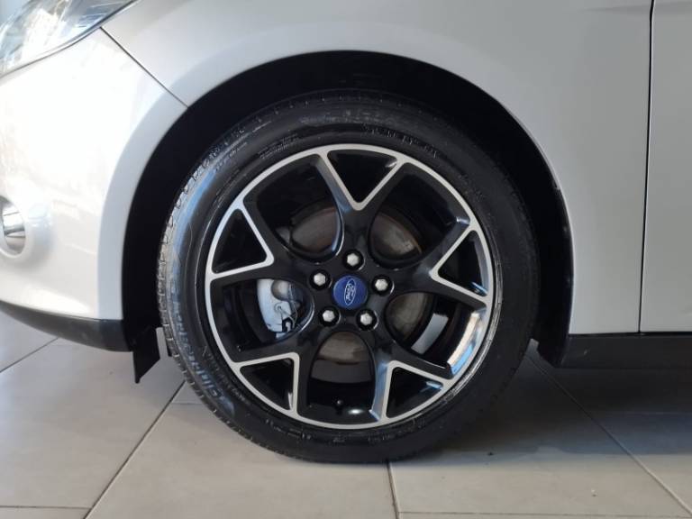 FORD - FOCUS - 2014/2015 - Prata - R$ 59.900,00