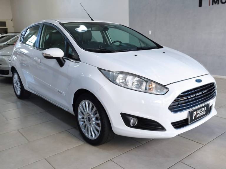 FORD - FIESTA - 2015/2016 - Branca - R$ 59.900,00